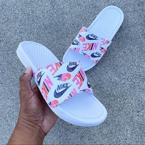 WMNS NIKE BENASSI SLIDES JUST DO IT WHITES PRINTS